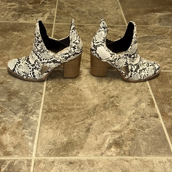 🐍Mata Women’s Size 6/6.5 Snakeskin, Block Heeled, Ankle Boots🐍 - Picture 3 of 6